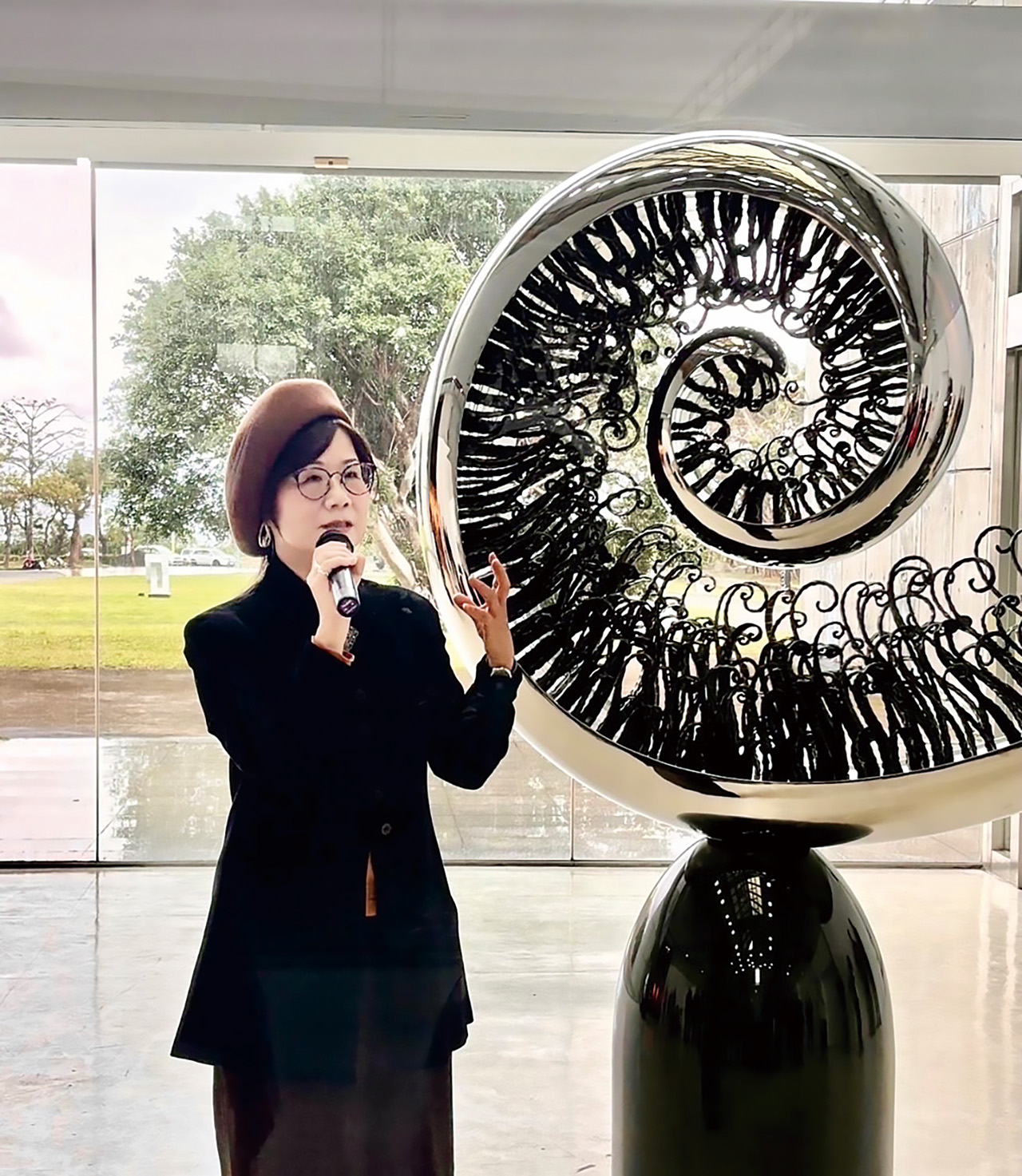 彭雅美以國內外首度開箱，結合不鏽鋼和銅的作品震撼台灣陶藝界。