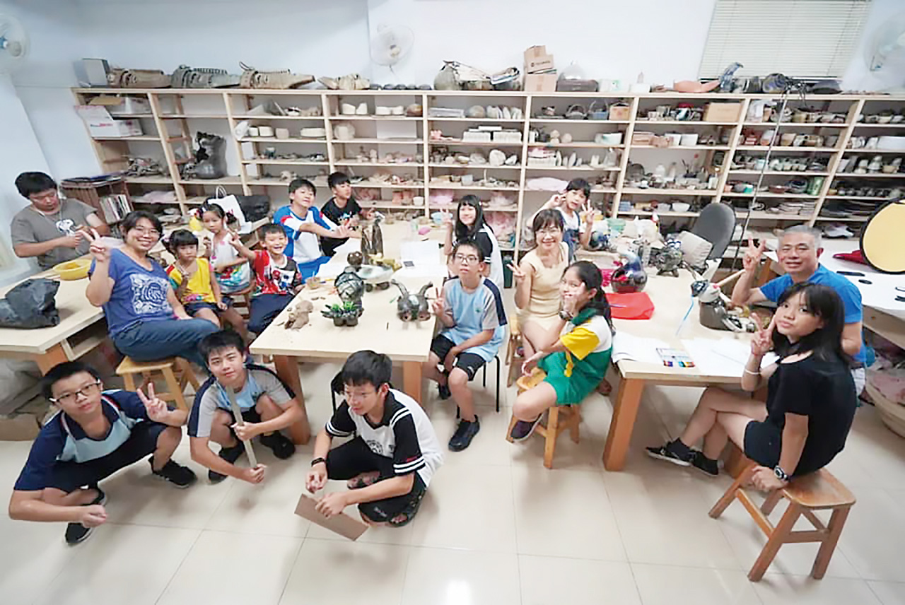 彭雅美不只教導學生如何做陶，也鼓勵他們出國見識豐富多彩的世界。