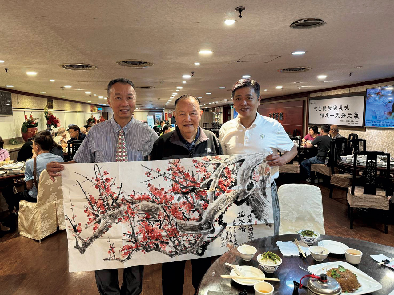 拿著中國旅日反共畫家于駿治所畫的梅花，程凱力表示，讓中華民國還都南京的信念不曾改變。左起：程凱力、國軍退將丘衞邦、退役上校復國黨台北市黨部主委孫浡濬。程凱力提供