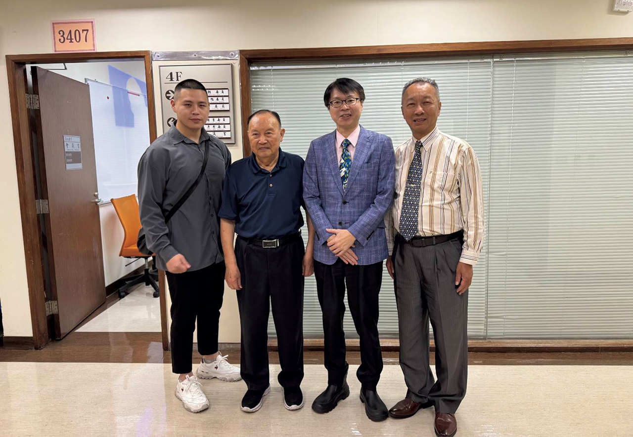 程凱力認為，藍綠應該團結一致反共。左起陳柏源（閩南狼）、退休將領丘衛邦、北社副社長羅浚晅醫師、程凱力。程凱力提供