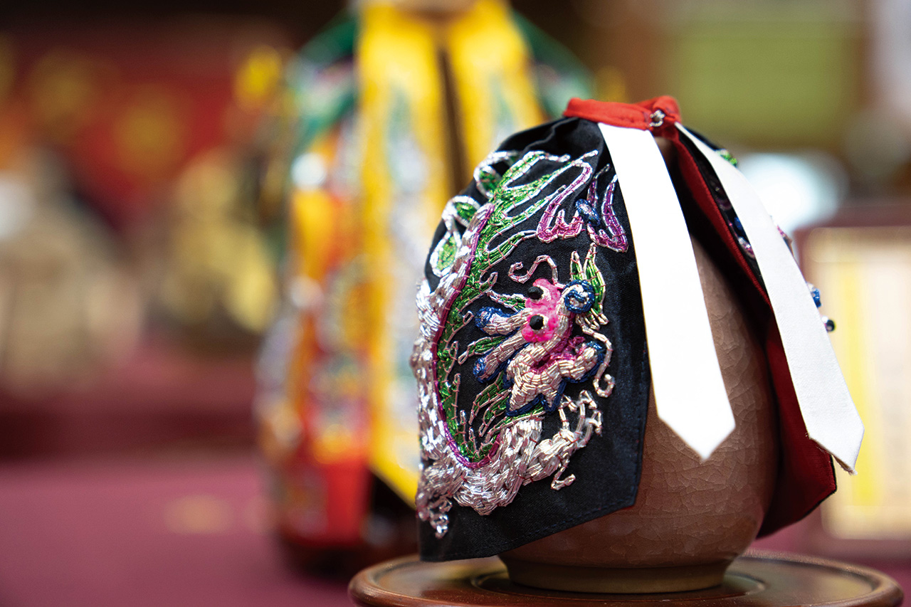 此神明衣料為絲綢，高度僅15公分，因尺寸限制，坊間多以平繡為主，但林全誠突破難題，龍頭立體化，顯得精神十足，現為藏家之藏品。
