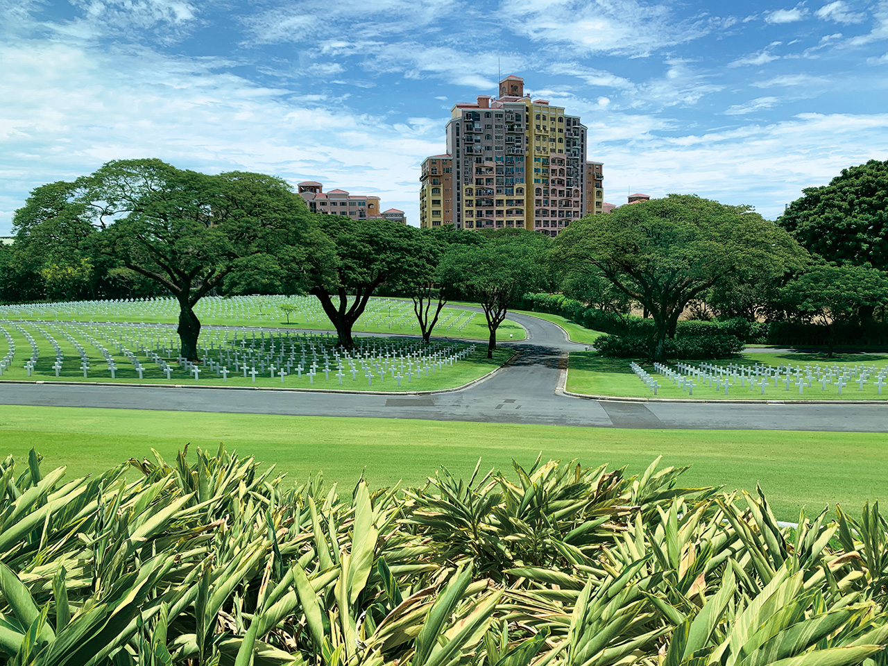 美軍公墓園區碧草如茵，寧靜祥和。
