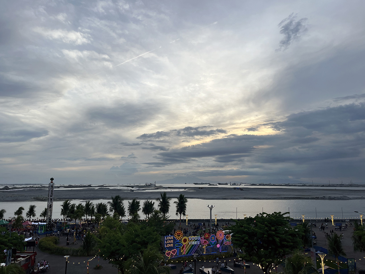 觀賞馬尼拉灣絕美落日的心願，因雲層太厚而落空。
