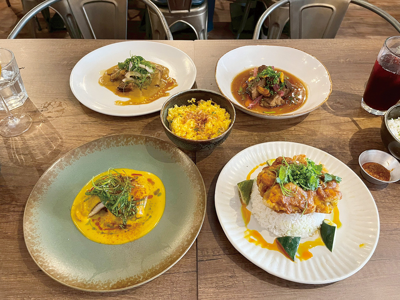 高檔的亞洲菜餐廳Your Local風味獨特的料理。