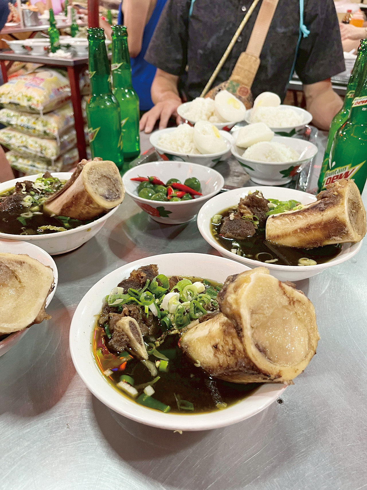 生意火紅的平民美食——鮮美濃厚的牛骨湯。