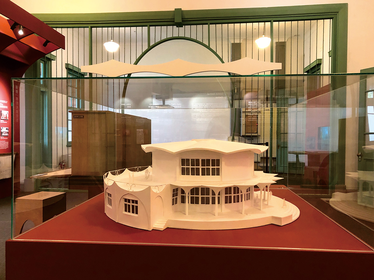 展場中特別展出景美女中原始建築設計圖檔，圖為景美女中圖書館模型。