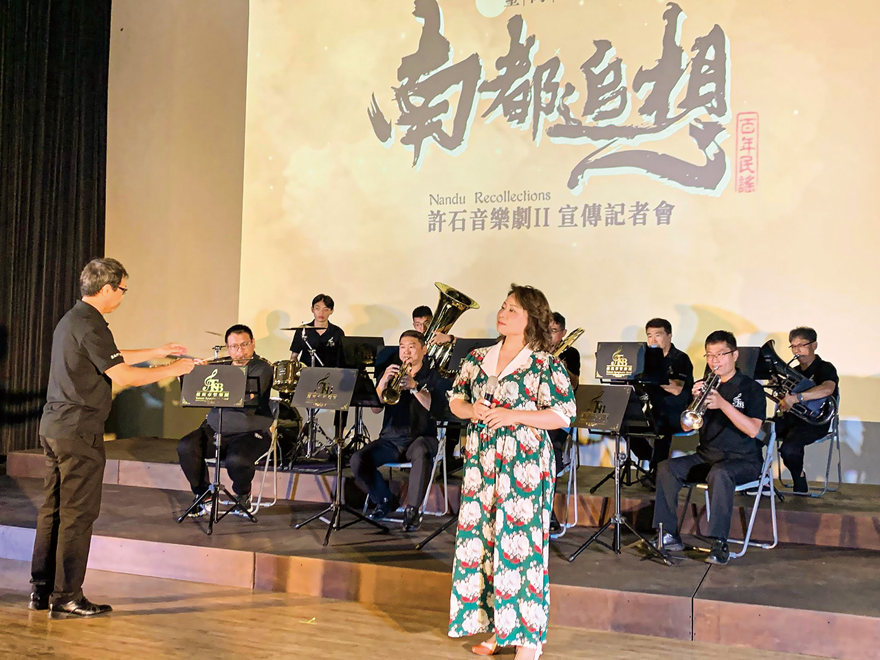許育甄在《南都追想》音樂會中，演唱許石知名的〈安平追想曲〉。謎思星球劇團粉專