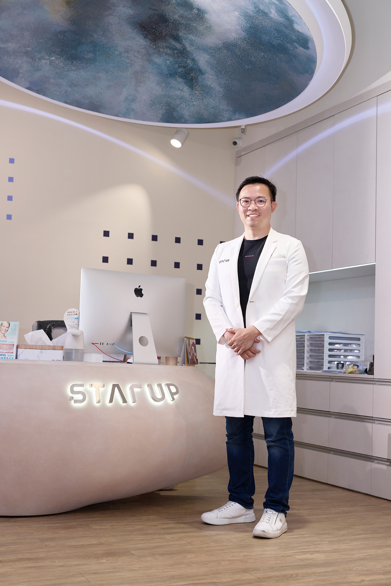 台灣牙e通創辦人暨執行長陳欽章特別介紹穹頂的宇宙設計。葉俊宏攝影