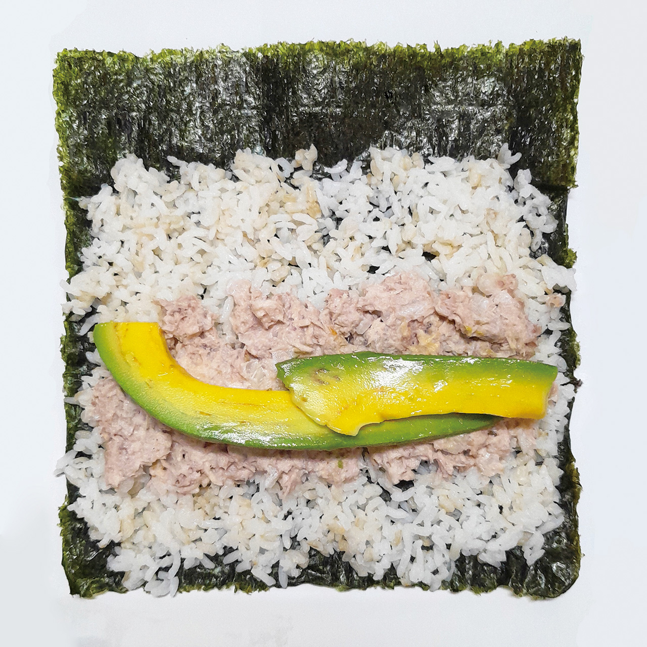 「酪梨鮪魚飯捲」製作上方便快速,免開火就能完成。愈粼粼攝影