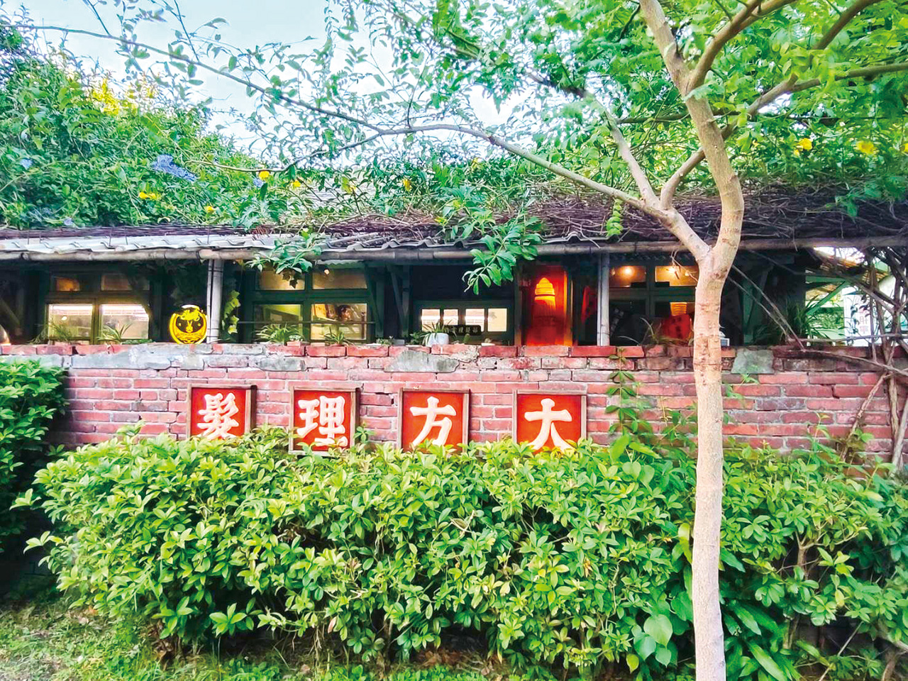 「大方理髮」是復古風格的男士理髮廳,以推刀短髮造型為特色。