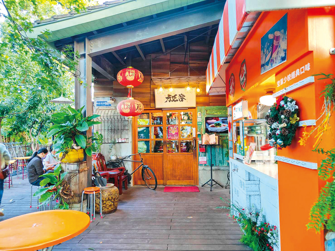 坐在充滿濃濃復古風的眷村戶外享用「飛冰菓室」的甜點、飲料,別有一番情趣。