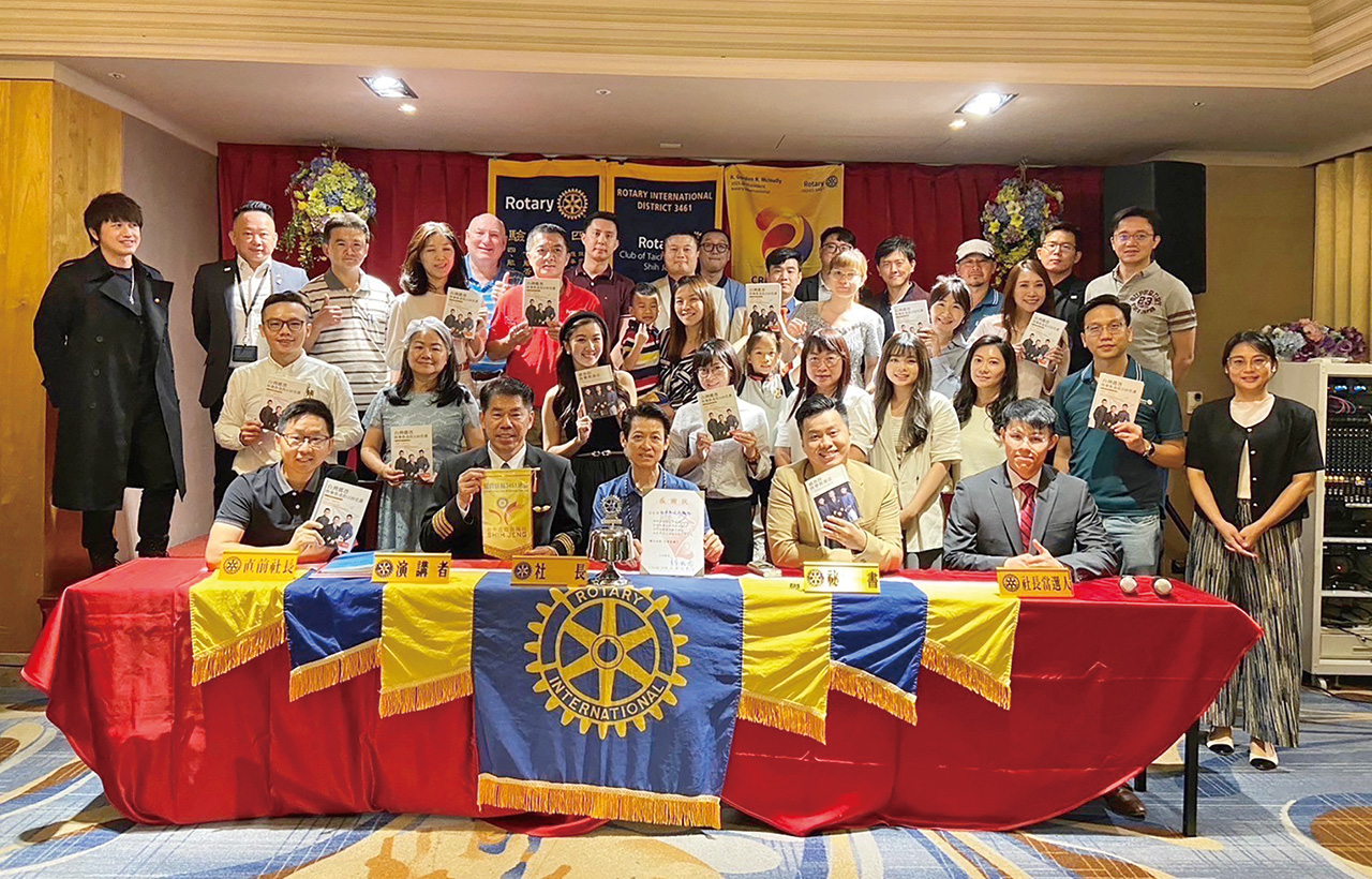 徐柏岳(前排左二)經常受邀演講,分享他的快樂教養心法。徐柏岳提供