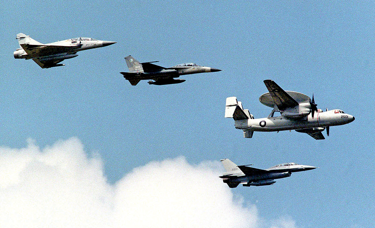 1998年10月2日，空軍展示了台灣第二代空軍的四種機型（從左到右下）：法國製造的幻象2000-5、國產IDF（本土防禦戰鬥機）、E-2T預警機和美製F-16。Getty Images