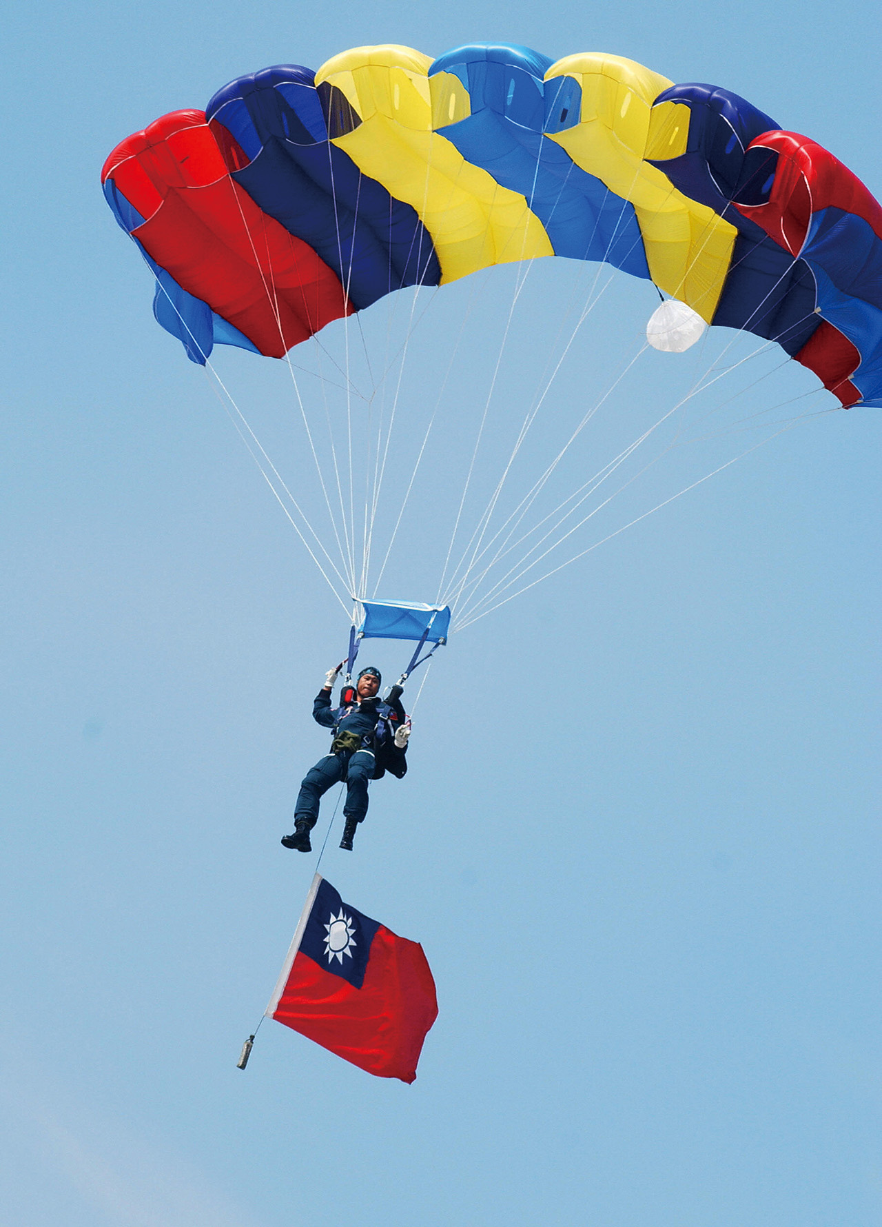 2007年9月2日，為慶祝台灣空軍成立70週年，空軍精銳傘兵部隊一名成員手持國旗在台北松山機場表演。Getty Images