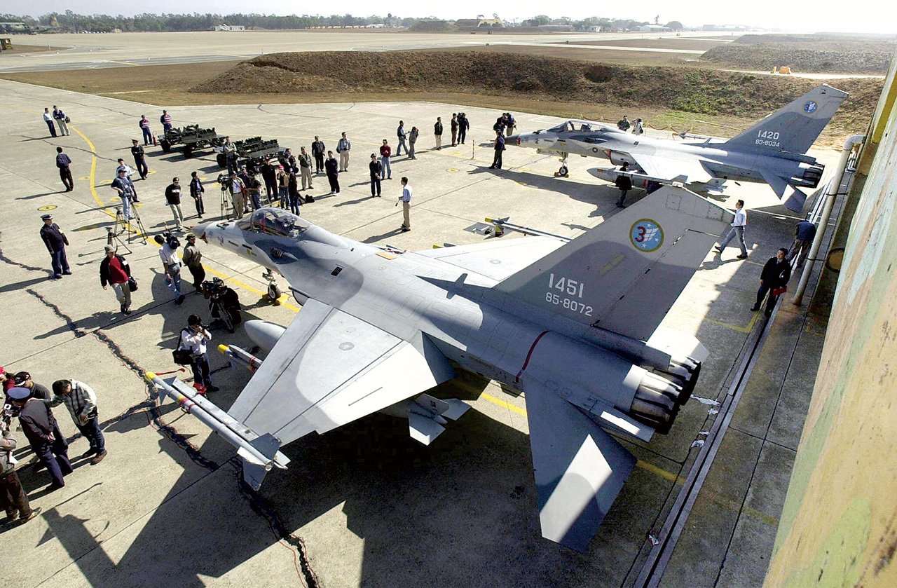 2004年1月7日，台中清泉崗空軍基地展示兩架自製的本土防衛IDF經國號戰機。Getty Images