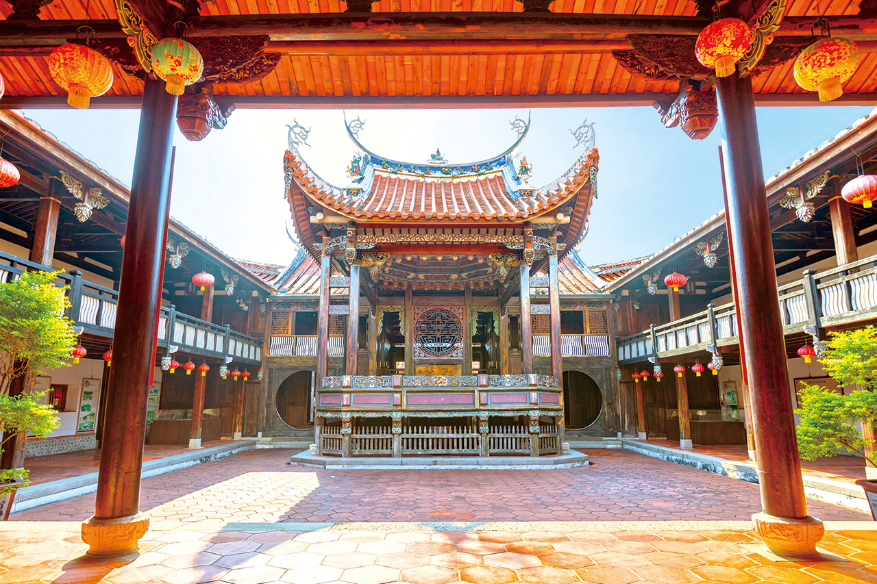 霧峰林家大花廳戲台,1894年左右完成,於921大地震傾倒,現已重新開放。Adobe Stock