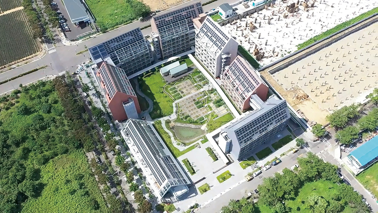 蔡耀賢非常推薦低碳建築範例「台南沙崙綠能源循環宅」，建材皆可拆卸、重複使用。台糖官網截圖