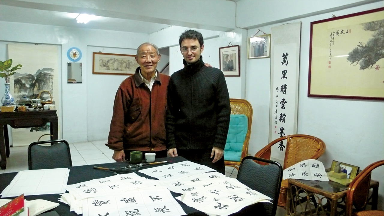 從小即深受亞洲文化影響,來到台灣後黑素斯宛如置身書法殿堂。黑素斯提供