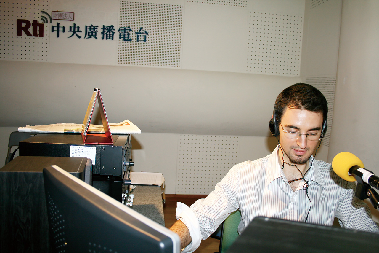 在中央廣播電台工作的經歷,讓黑素斯快速了解台灣各個面向。黑素斯提供