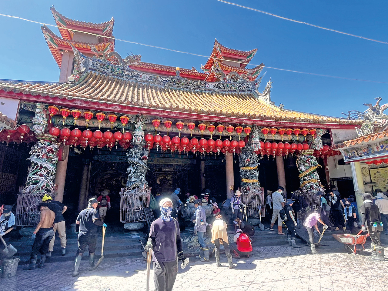 鏟子超人們共同清理位於重災區佛祖街的保安寺。