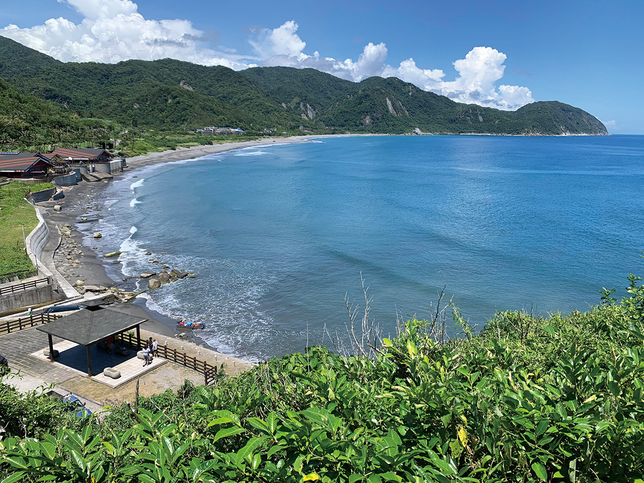 大石鼻山居高臨下,眺望優美海灣、蒼翠山巒,令人心曠神怡。