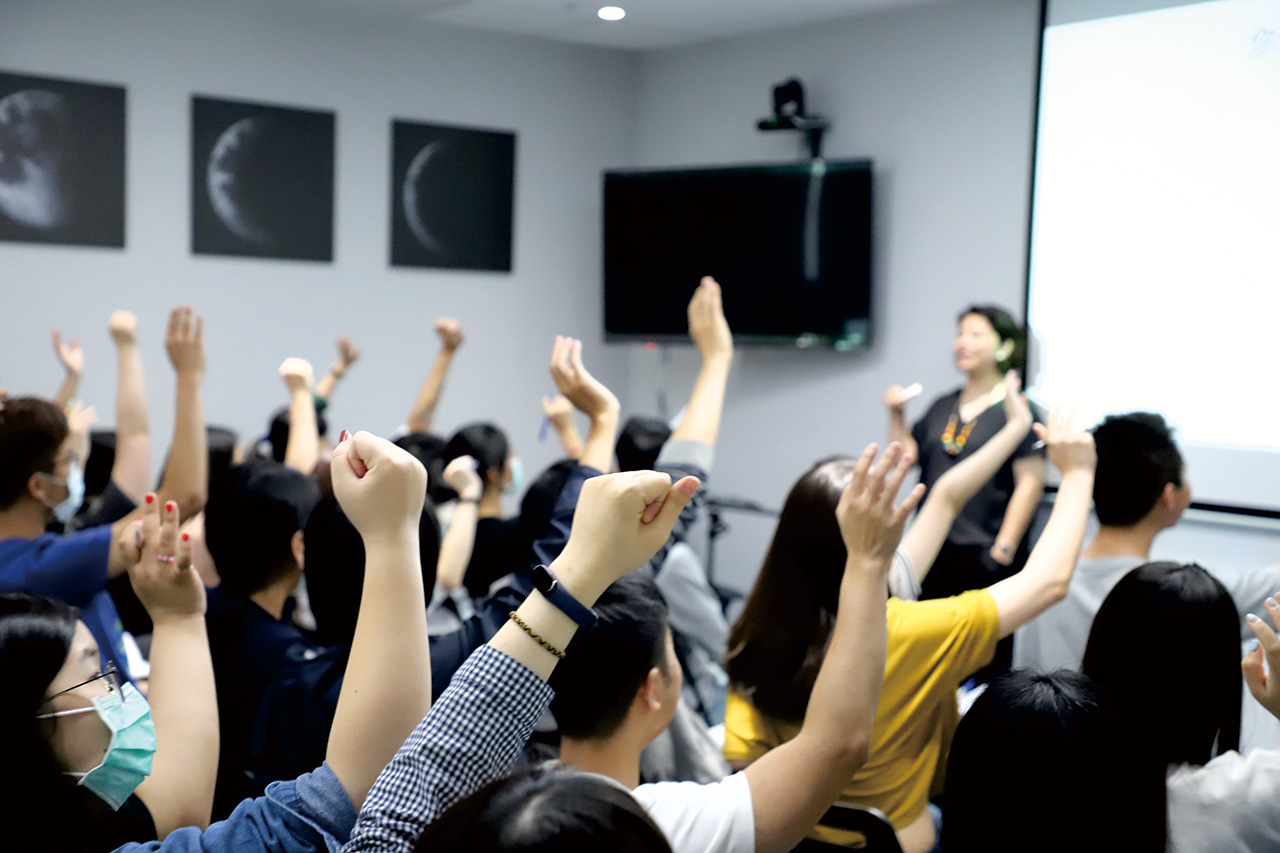 學了各類型課程,初期只是單純地想要在工作上,帶領團隊的時候有更多工具。賴婷婷提供