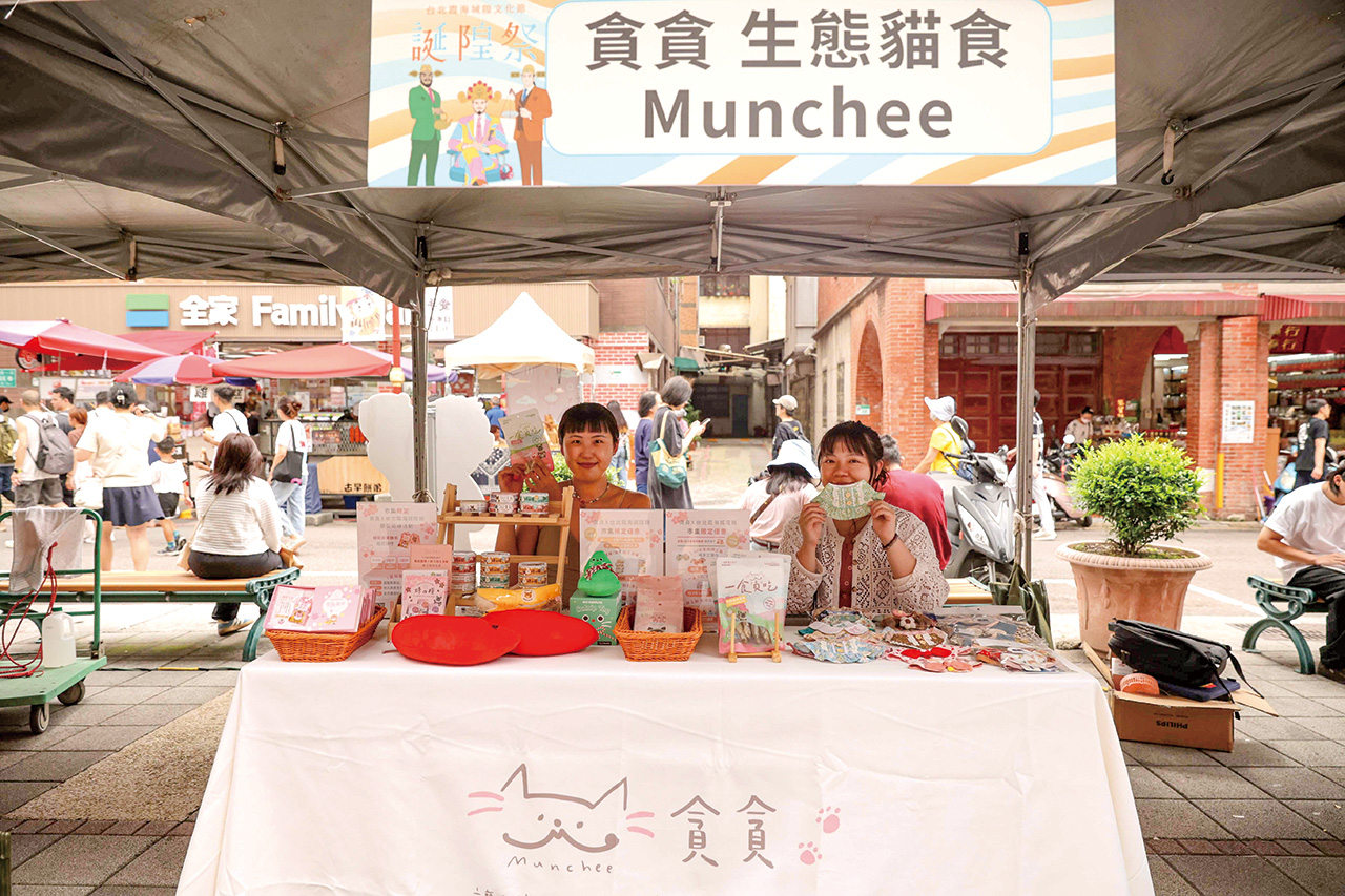 透過市集、展覽,貪貪有機會與消費者面對面溝通理念。貪貪提供