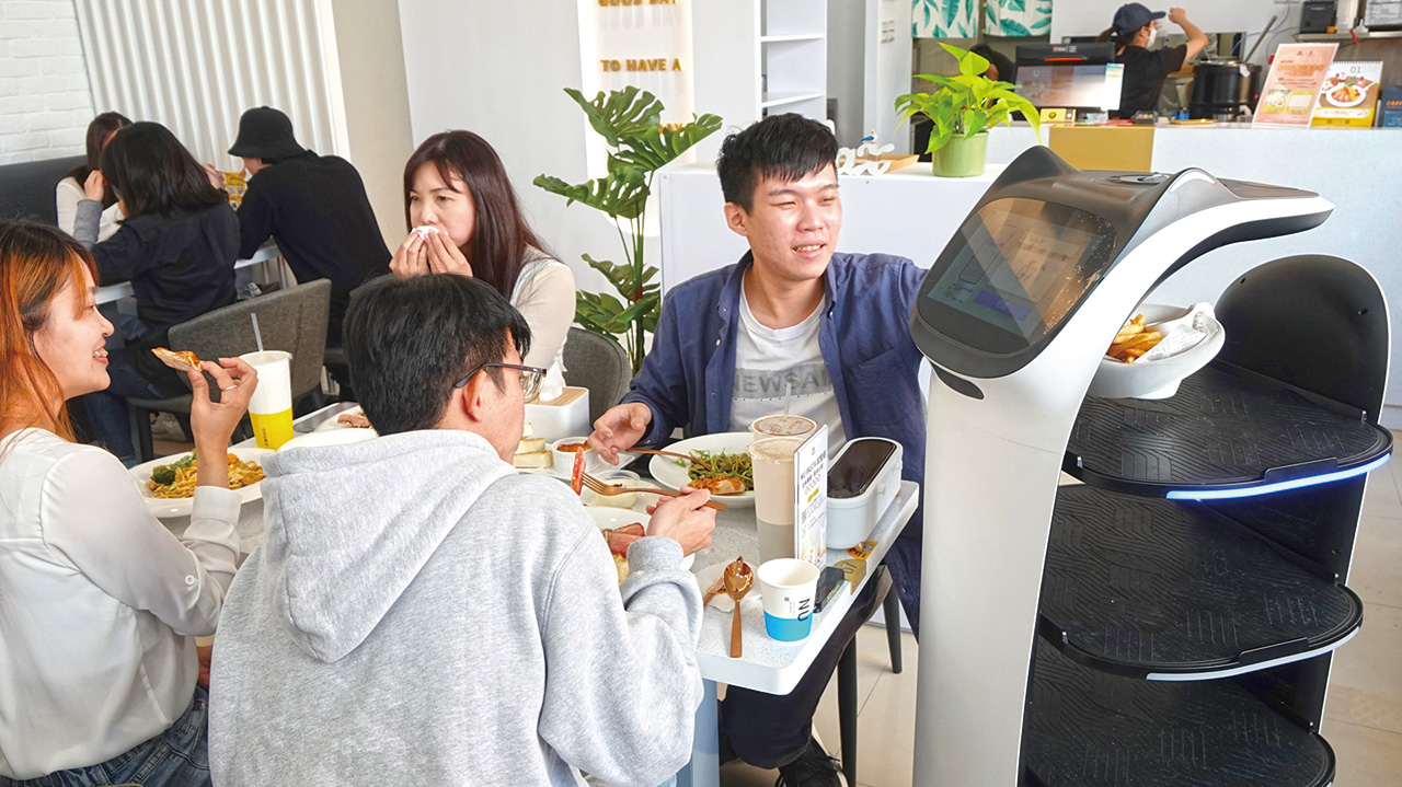 透過送餐機器人服務,解決一定程度的缺工問題。NU PASTA提供