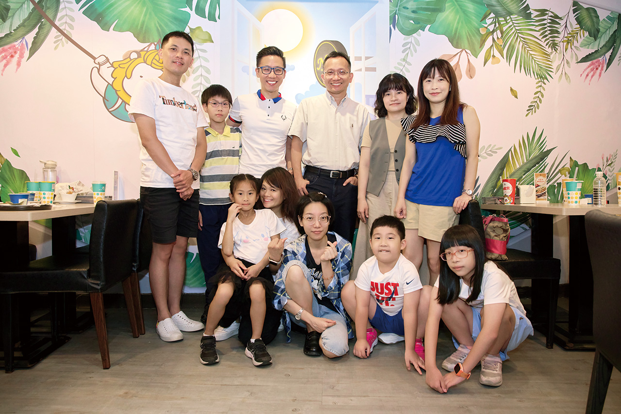 吳家德(後排右三)和《與人為善的幸福哲學-吳家德的豐盛人生心法》一書的讀者餐敘。葉俊宏攝影