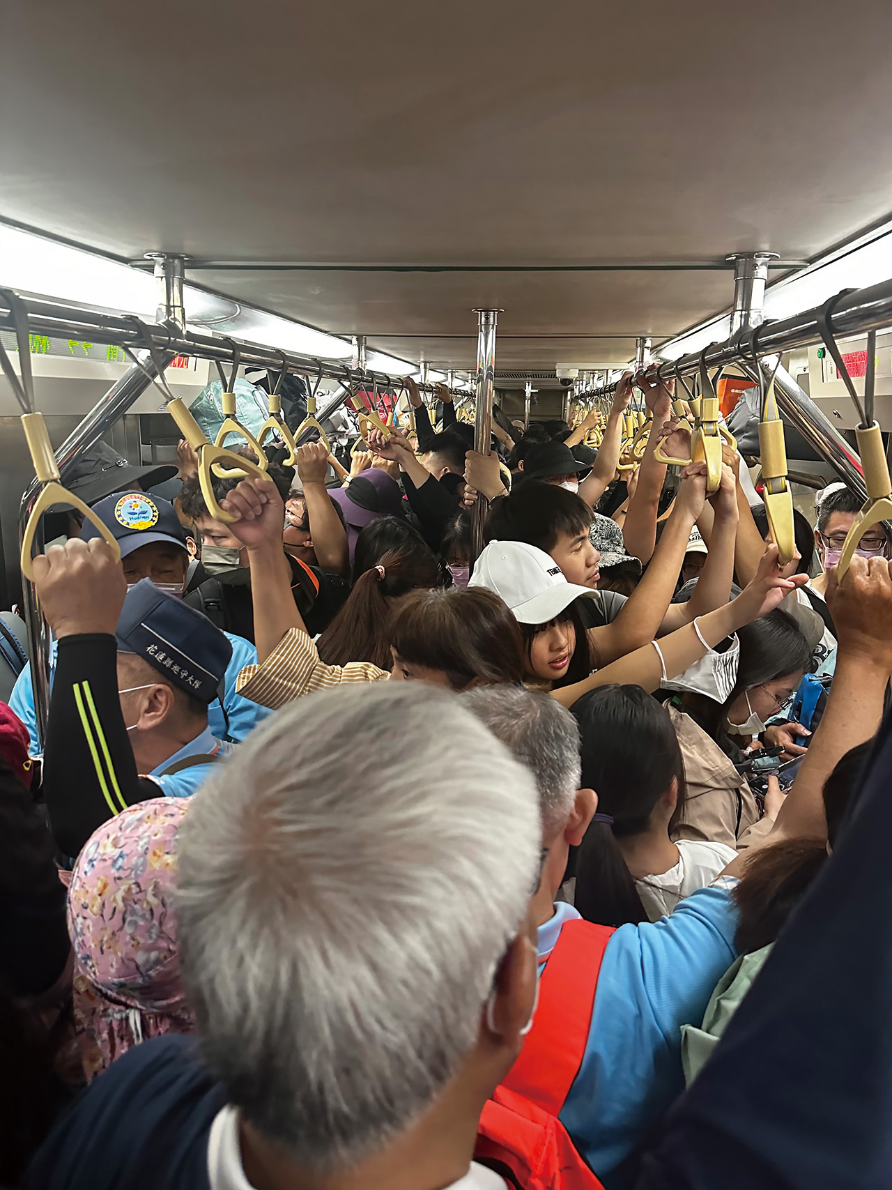 台鐵列車擠滿了來自各地、滿腔熱血的「鏟子超人」。