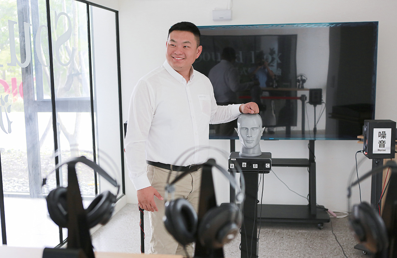 吳少暉將企業總部打造為聽力測試場域。曾漢東攝影