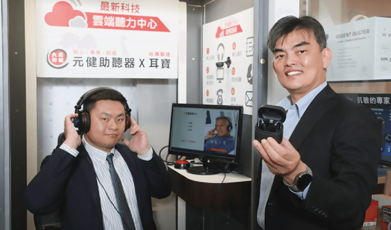 哥哥吳志賢(右)與吳少暉分任董事長、總經理,共同經營元勛國際股份有限公司。元健大和提供