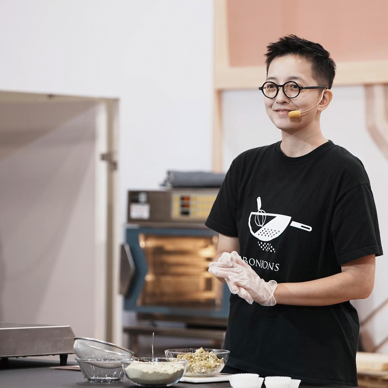 彭詩涵學的是傳統法式甜點，但做新舊的結合，尤其是法式跟客庄的融合。Bonbons提供
