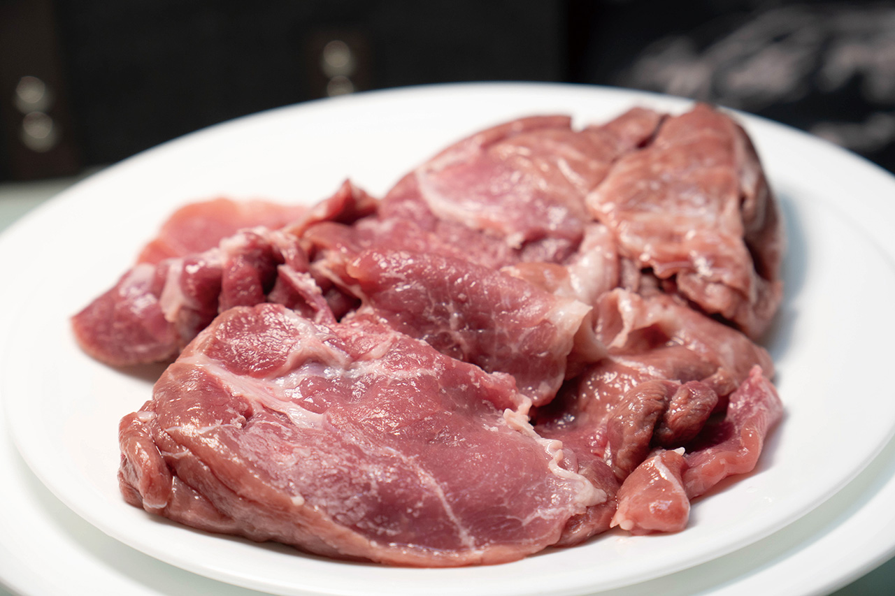 台灣本土黑豬肉質肥腴，在農村社會是可以補足勞動人口營養的美食。肉品提供：黑豬王。謝平平攝影