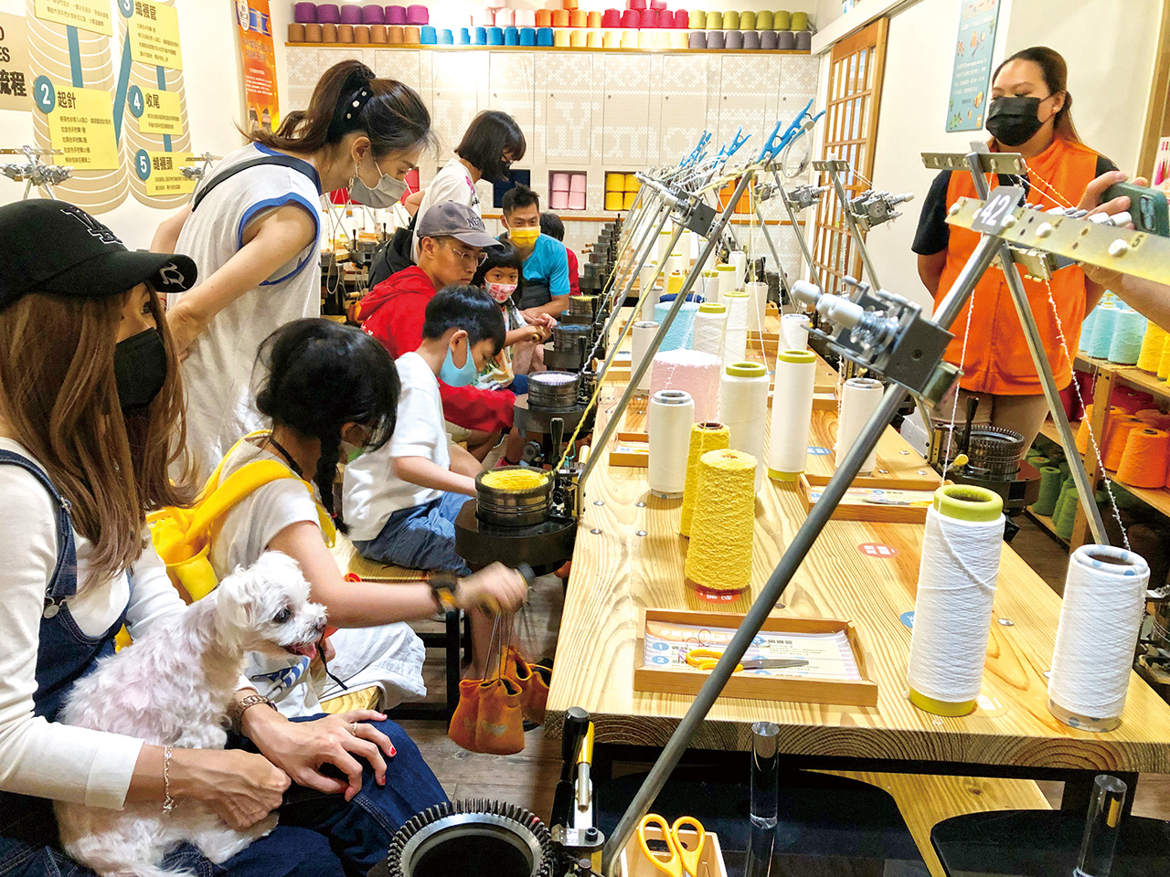 作品在一圈一圈轉動機器織襪管的過程中逐漸成形,遊客們都玩得不亦樂乎。