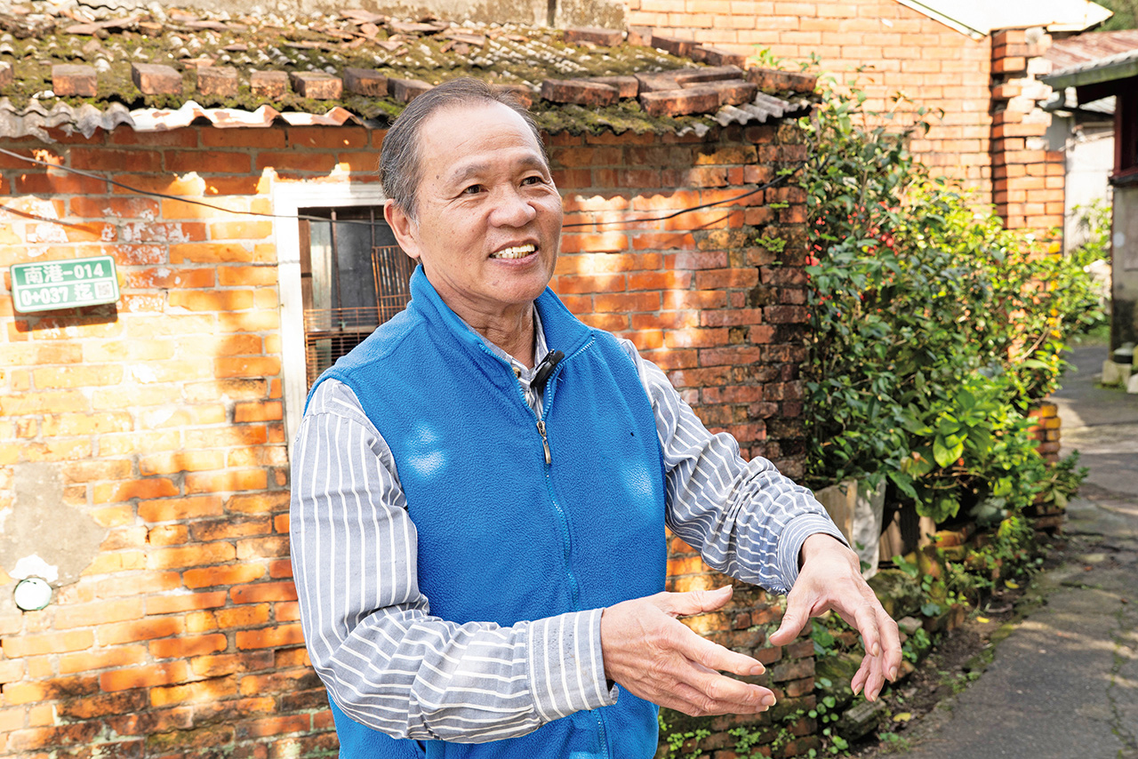 林明燦真正掌勺之際，年逾四十，又要煮又要切，每天早上起床，雙手都因肌肉僵硬做握拳狀，五分鐘後才能慢慢緩解。謝平平攝影