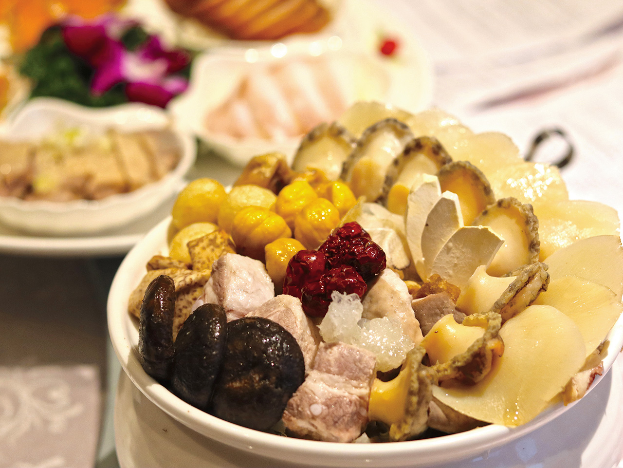 台糖長榮酒店年菜以佛跳牆最受歡迎，以文火慢燉六小時，熬出濃郁膠質。陳盈羽攝影