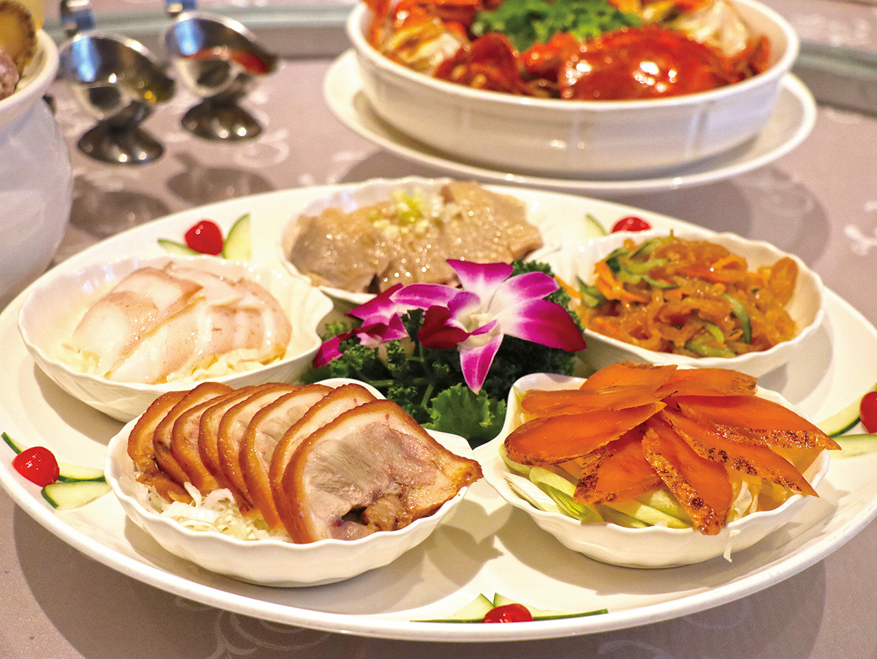 台糖長榮酒店特選冰卷、燻蹄、雞肉、海蜇絲、烏魚子組成冷盤。陳盈羽攝影