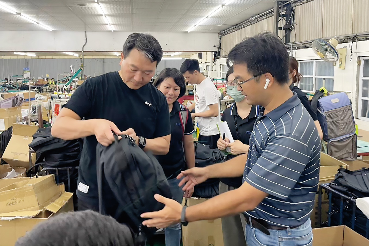 為了生產零碳背包,必須與製造商不斷地討論、修改。deya提供