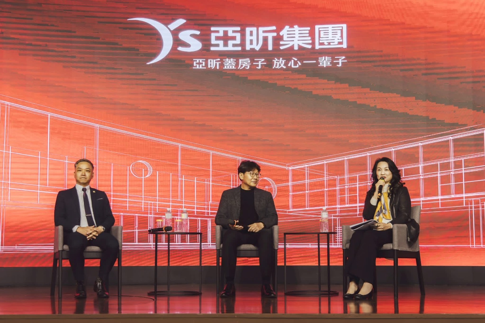 202603_01_亞昕集團總裁姚連地（中）受邀擔任臺中市建築經營協會三月大師講座嘉賓，左為該會理事長紀樹能，右為大謙公關總經理李玫芳。圖：主辦單位