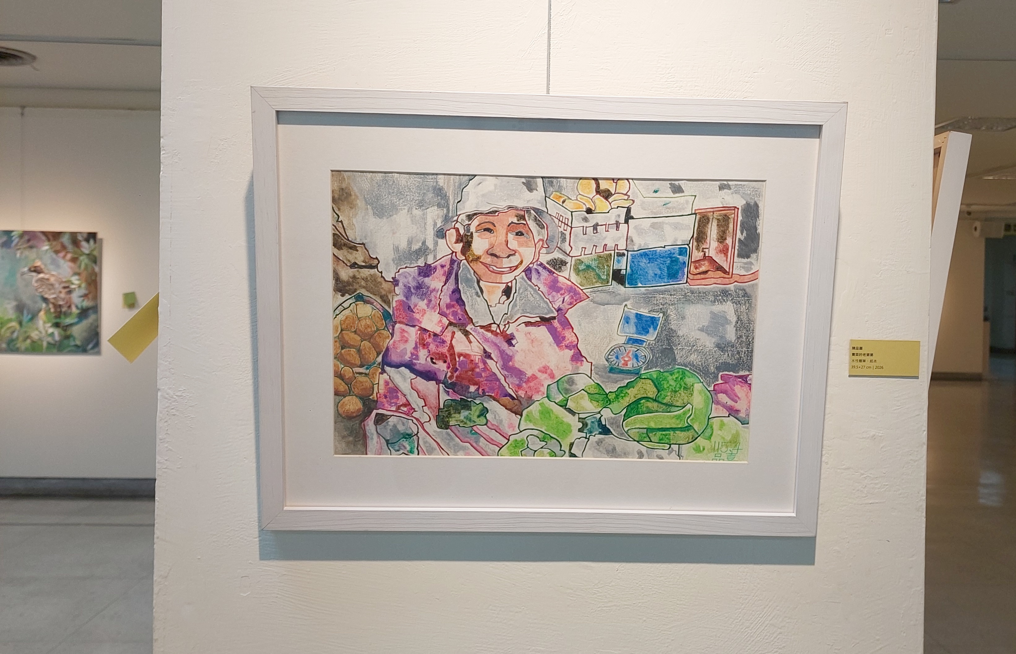 202607_04_陳品嘉，《賣菜的老婆婆》，水性蠟筆，39.5X27公分，2026。謝平平 攝影
