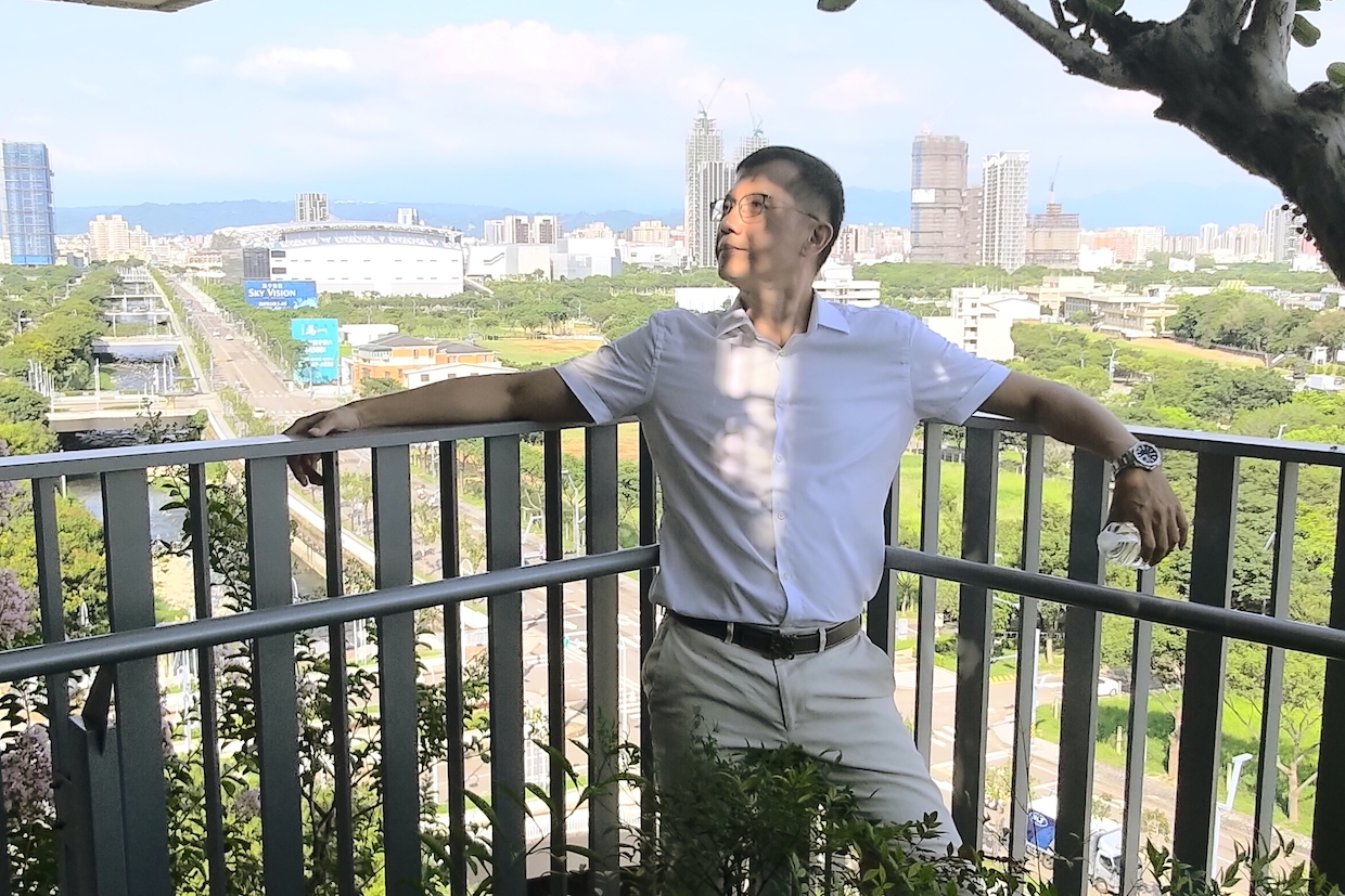 202607_06_「時代海德大廈」可步行至中央公園，時代建設總經理許宏丞於陽台示範愜意之住居日常。謝平平 攝影