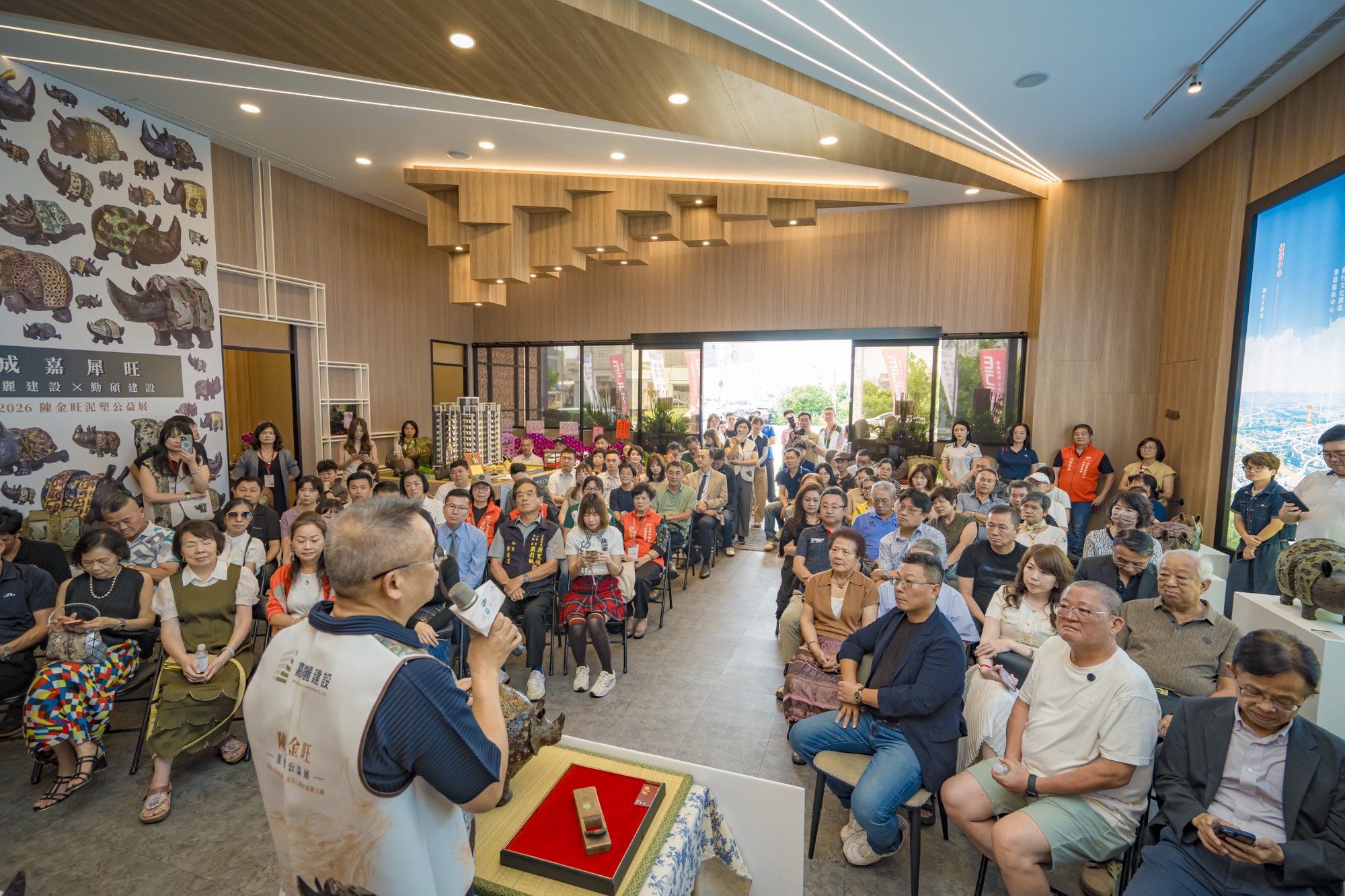 202609_01_陳金旺《成嘉犀旺》特展現場舉行《犀睛》義賣。圖：業者提供