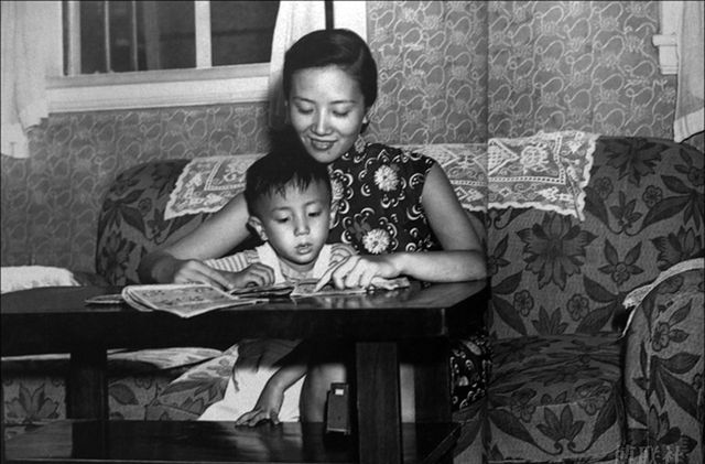 图中是1948年南京一普通中产家庭少妇正给孩子讲连环画。萧沉于其博克中称，如今中国的中产阶层，哪有图中少妇这般优雅贤淑的内敛气象。网络图片