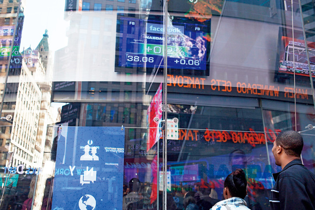 5月18日位于美国时代广场的美国那斯达克股市屏幕上显示新上市的Facebook股票价格行情。Getty Images