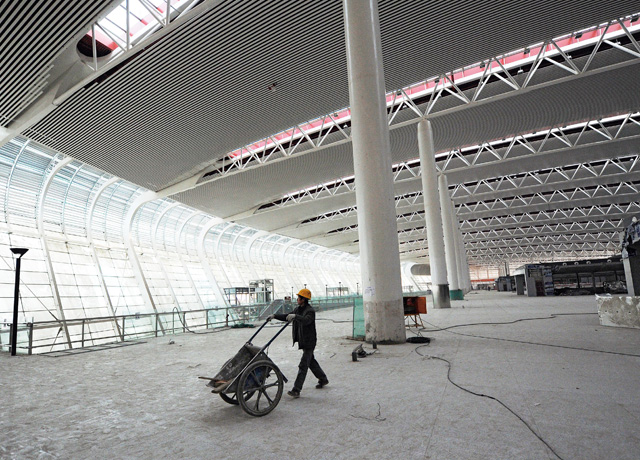 近几年来，中国举债兴建的机场与高速公路等项目的规模，已远远超过当前中国的需求。图为今年3月正在兴建中的合肥新桥机场。Getty Images