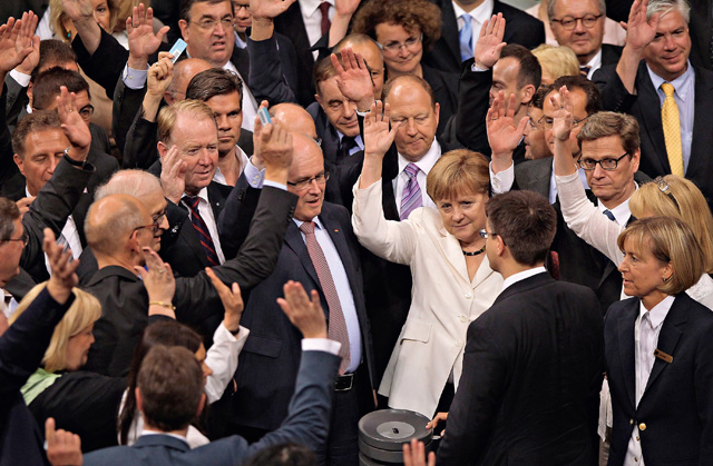 梅克尔与国会620名议员6月29日以数人头方式表决通过欧盟的财政协议与ESM相关法案。Getty Images