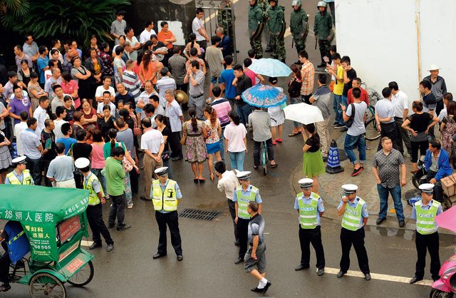 7月4日四川什邡武警与警察在把守政府办公楼。经历了民众抗议后，地方政府屈服，宣布永久性停建该铜钼厂。Getty Images