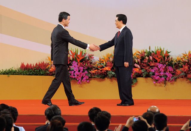 今年7月1日,香港主權回歸屆滿15週年,胡錦濤(右)藉由赴港監視新任特首梁振英(左)上任,避開中共建黨91週年重要講話。Getty Images