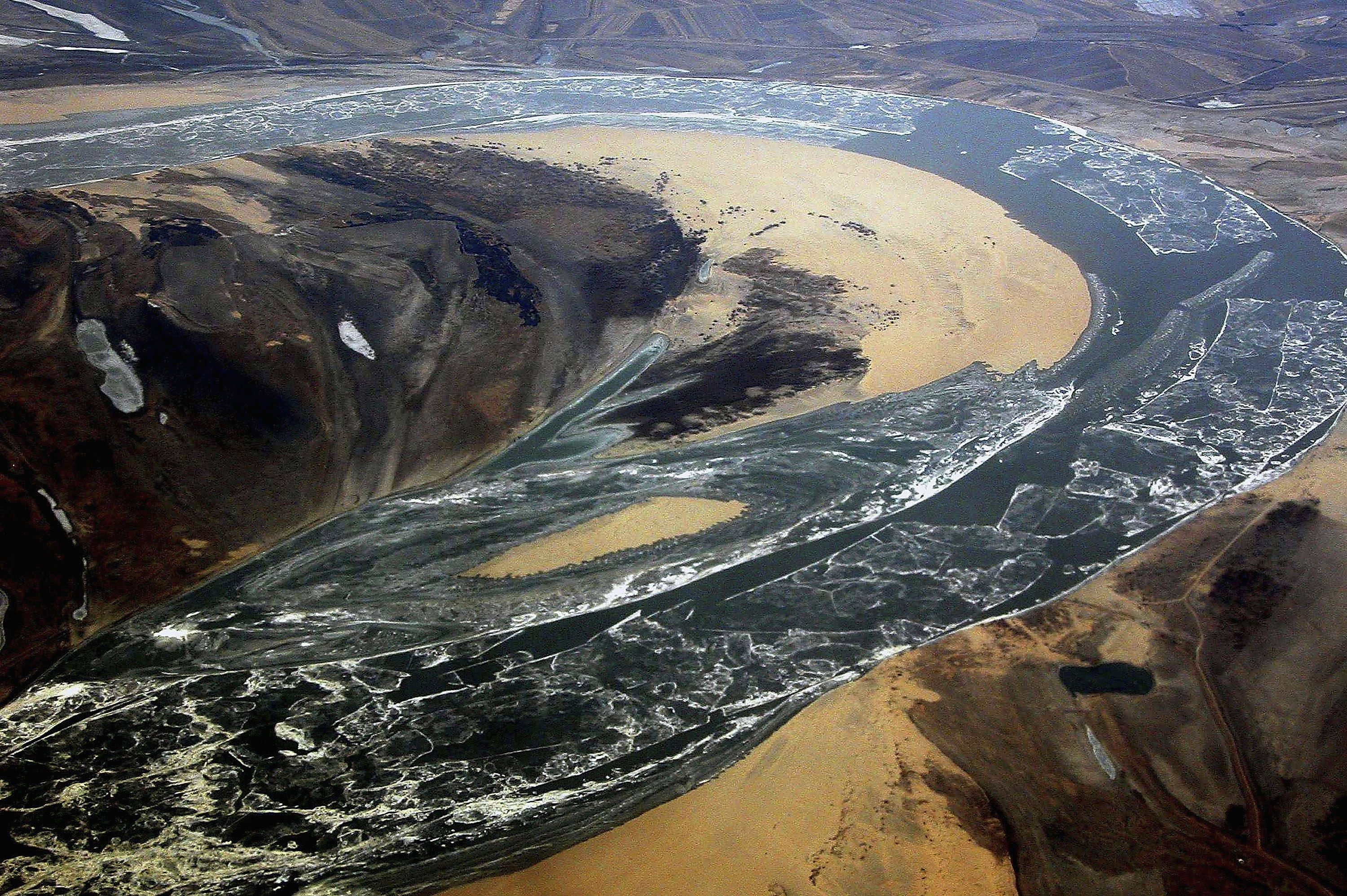 2005年11月13日中石油吉林石化分公司雙苯廠發生爆炸，一百噸苯類污染物進入松花江，造成松花江嚴重污染。 